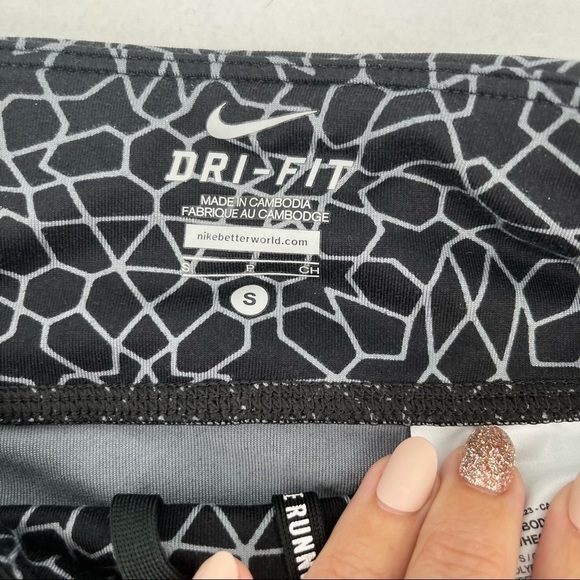 NIKE Women’s Dri-Fit Running Training Capri Pant Black/White Starglass sz: Small - Picture 7 of 10